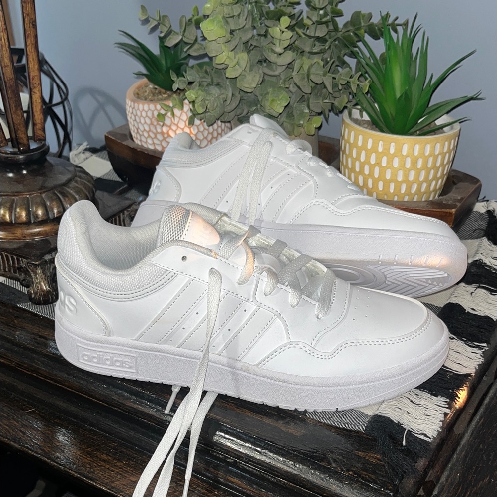 Adidas hoops 4.0 White Sneakers women’s NEW WITHOUT TAGS